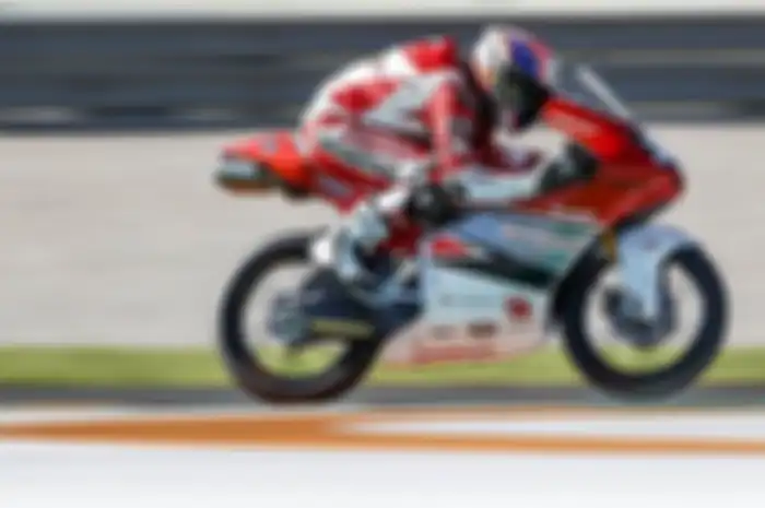 Pembalap Indonesia, Mario Suryo Aji mengejutkan di FIM CEV Moto3 hari ini.