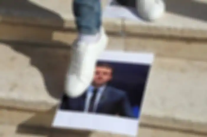 Bukan Cuma Khabib Nurmagomedov, Warga Medan pun Ikut Injak Poster Presiden Prancis Emmanuel Macron
