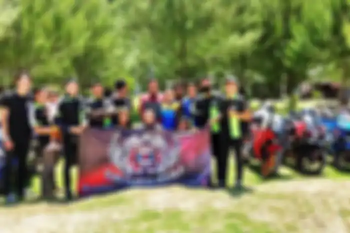 Turing wajib klub motor Suzuki GSX Owners Indonesia menikmati kebersamaan di pantai Bengkung, Malang, Jawa Timur.