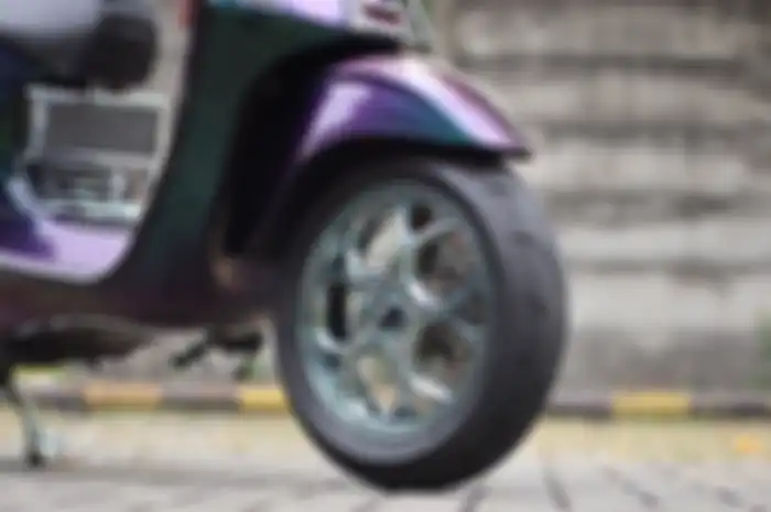 Pakai pelek Marus di Vespa Sprint ini, auto mewah!