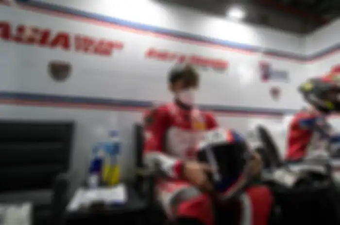 Pembalap Indonesia Mario Suryo Aji disebut gaya balapnya di CEV Moto3 mirip dengan Marc Marquez. Apresiasi itu tidak bikin Mario Suryo Aji jadi ge-er atau berpuas diri