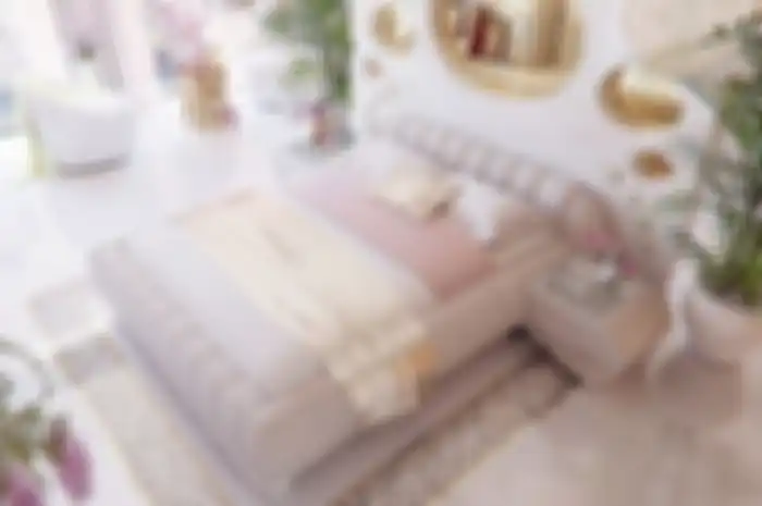Memungkinkan udara segar memasuki kamar tidur untuk mengundang chi positif.