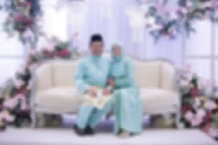 Orangtua Fatheen, memilih meneruskan acara dan gantikan anak mereka dengan duduk di kursi pelaminan