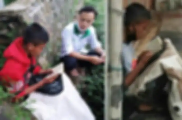 Pemulung yang kepergok baca alquran di emperan jalan saat hujan jadi viral. 