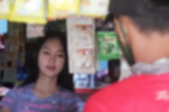 Intan Rose, penunggu warung di Cianjur, Jawa Barat, yang dianggap mirip selegram Anya Geraldine sedang melayani pembeli.