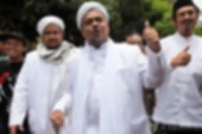 Kepulangan Habib Rizieq disambut simpatisan yang padati bandara Soekarno Hatta, intip potretnya.