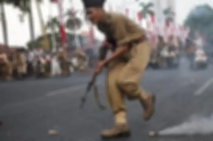 Fragmen pertempuran antara arek Suroboyo dengan Tentara Inggris saat Parade Surabaya Juang di Jalan Gubernur Suryo, Surabaya, Minggu (8/11/2015). Parade Surabaya Juang dilakukan untuk menyambut Hari Pahlwan dengan rute Tugu Pahlawan melintasi Jalan Tunjungan dan berakhir di Balaikota Surabaya.