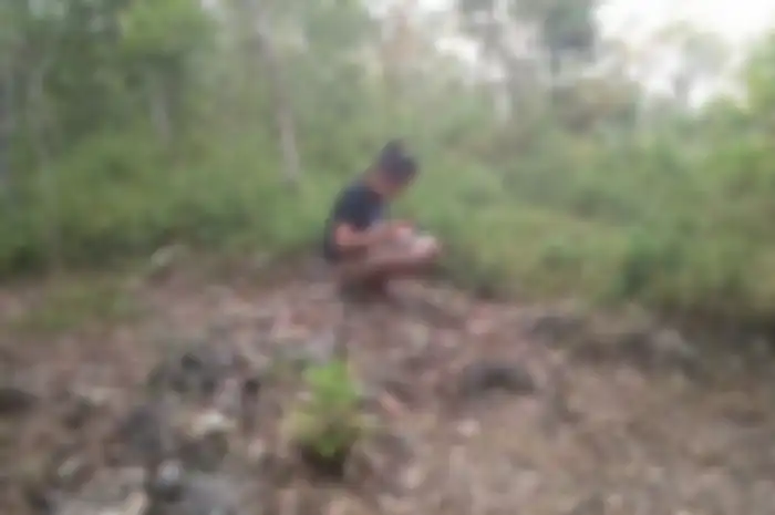 Seorang pelajar sedang belajar online dengan bersusah payah mencari sinyal, di Gunung Temulawak, Desa Petir, Kecamatan Rongkop, Gunungkidul, Yogyakarta 