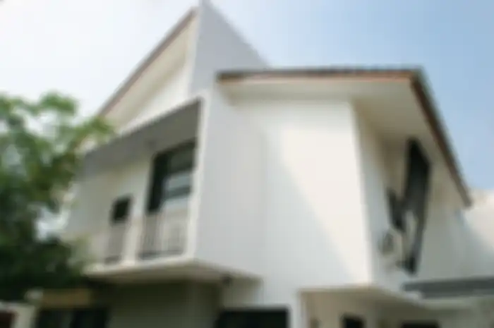 Balkon di samping rumah yang dibuat menonjol untuk menunjukkan kesan modern.