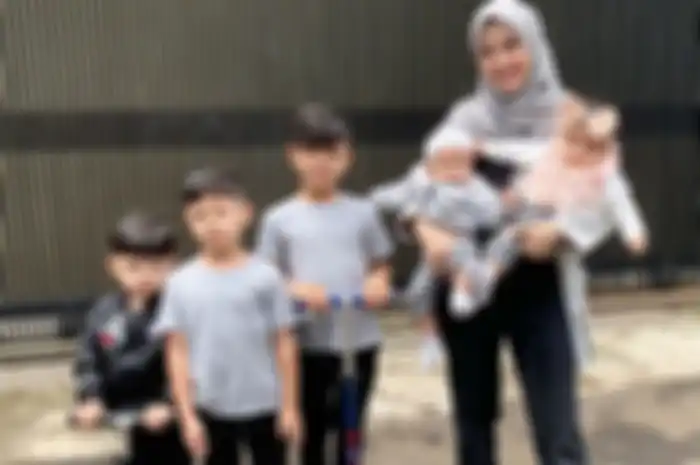 Ratna Galih peras keringat mengurus 5 anaknya. 