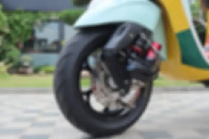 Vespa Primavera Sean Wotherspoon ini pakai sokbreker elektrik Shark Factory X2E.