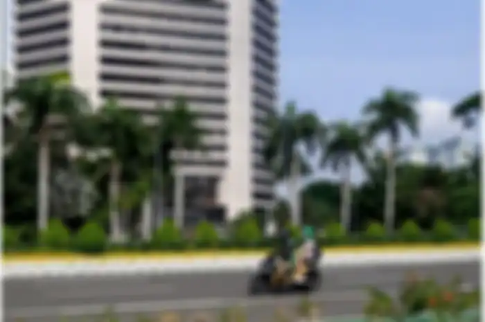 Ilustrasi naik motor saat terik matahari. Mesin motor cepat rusak akibat efek Indonesia sering dilanda cuaca panas terik?     Begini kata mekanik