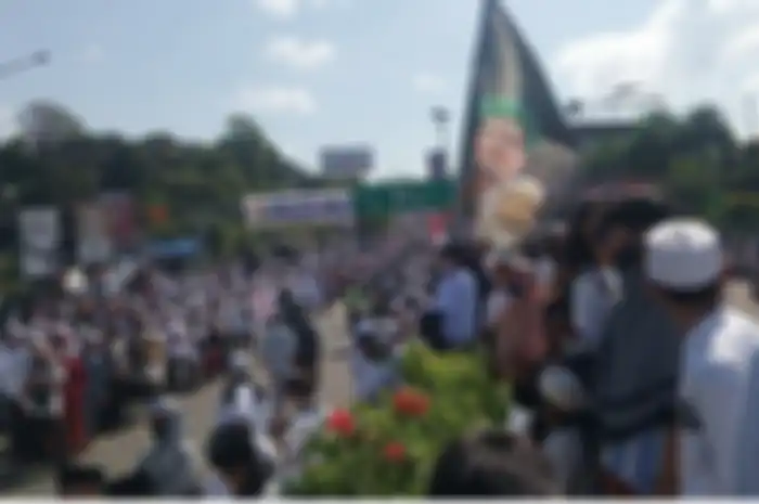 Breaking News! Kawasan Puncak Bogor lumpuh macet total, Rizieq Shihab datang disambut ribuan orang.      