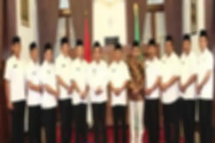 Kepala Satpol PP Kabupaten Pasuruan, Bakti Jati Permana (paling kiri).