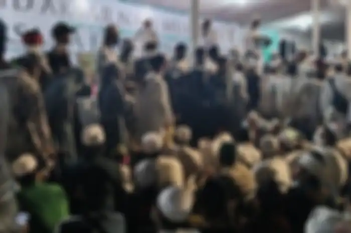 Tamu undangan pernikahan putri Rizieq Shihab, Shafira Najwa Shihab, mulai berdatangan ke Petamburan, Jakarta Pusat, Sabtu (14/11/2020) malam. Pantauan kompas.com pukul 18.45 WIB, para tamu duduk berdesakan di depan panggung yang telah disediakan. Tak ada jaga jarak minimal satu meter sesuai protokol
