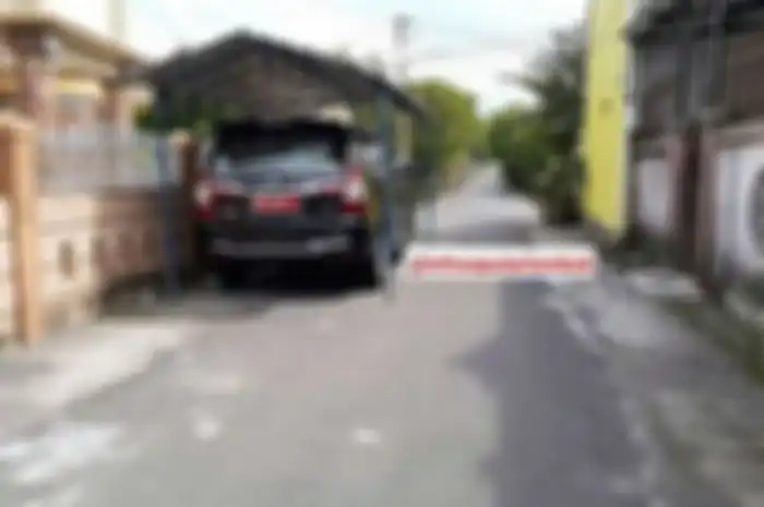 Tangkapan layar foto mobil dinas terparkir di pinggir jalan menggunakan kanopi
