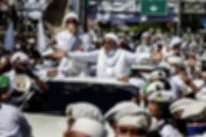 Pemimpin Front Pembela Islam (FPI) Rizieq Shihab menyapa simpatisannya saat tiba di daerah Puncak, Bogor, Jawa Barat, Jumat (13/11/2020). Dalam kunjungan tersebut, Rizieq Shihab dijadwalkan menghadiri acara peresmian pembangunan Masjid Raya di Markaz Syariah Pesantren Alam Agrokultural sekaligus mengisi ceramah shalat Jumat.