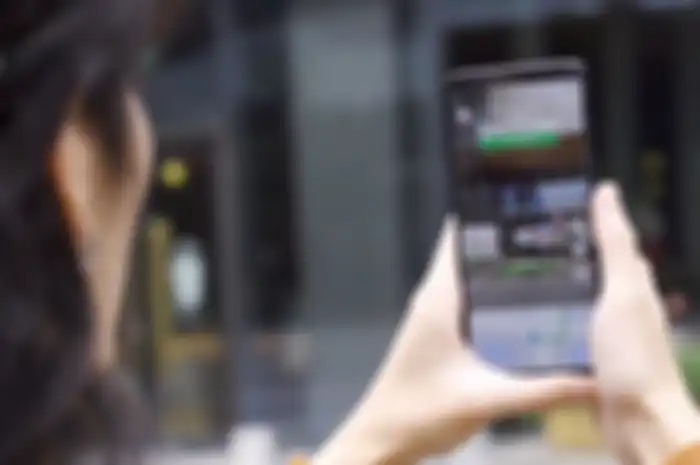 Ilustrasi penggunaan aplikasi Oppo CyberReal AR.