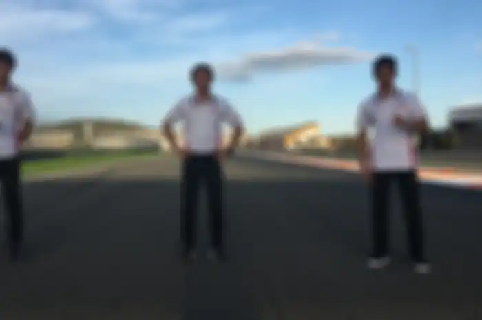 Terjawab sudah, pembalap Indonesia Andi Farid Izdihar (kanan) tetap ngegas di MotoGP musim. Pindah kelas dari Moto2 ke Moto3 bareng Yuki Kunii (kiri) dijelaskan manager team Honda Team Asia, Hiroshi Aoyama (tengah)
