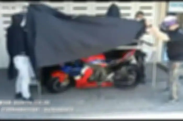 Crazy Rich Surabaya unboxing Honda CBR1000RR-R Fireblade SP seharga Rp 1,1 miliar