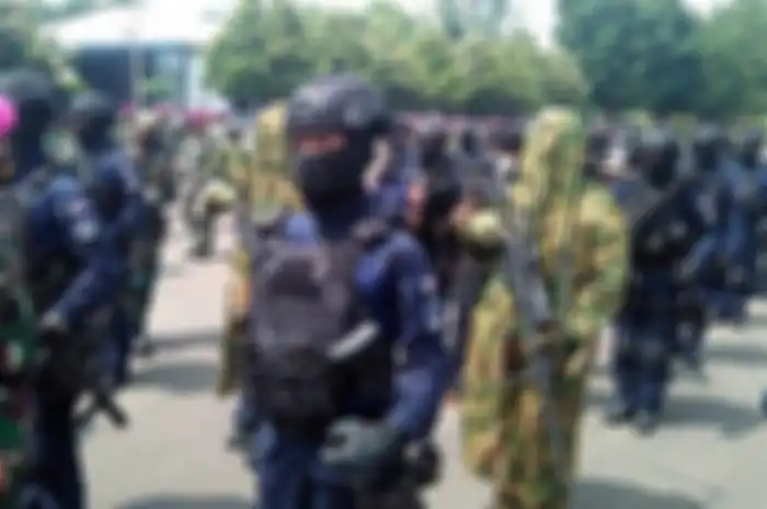 Panglima TNI Marsekal Hadi Tjahjanto berdialog dengan prajurit Pasmar 1 Korps Marinir, saat inspeksi mendadak di Lapangan Apel Brigif 1 Cilandak, Jakarta Selatan, Kamis (19/11/2020). 