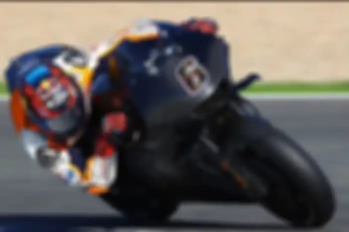 Tanpa pembalap utamanya di tim Repsol Honda, Marc Marquez, pembalap penguji Stefan Bradl uji coba desain winglet baru di Jerez, Spanyol.
