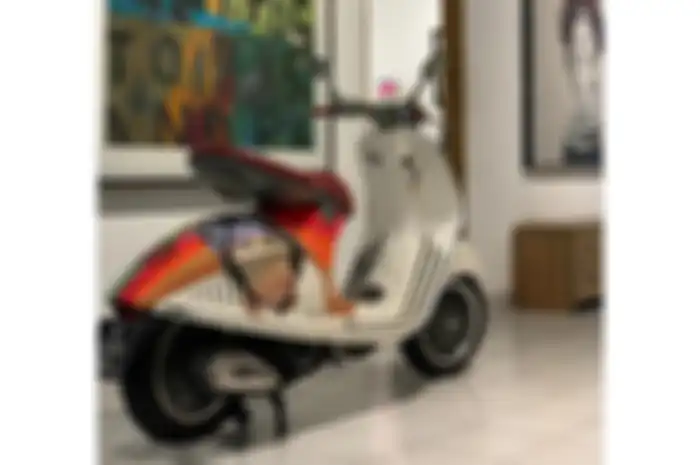 Vespa 946 Ricardo Italiano dengan lukisan John Lennon dilelang, laku terjual Rp 300 jutaan lebih untuk beli Al Quran