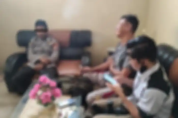 Polisi gadungan yang ketahuan oleh ayah gebetannya