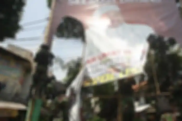 Prajurit TNI menurunkan spanduk Habib Rizieq Shihab di Kawasan Petamburan, Tanah Abang, Jakarta Pusat, Jumat (20/11/2020). Penurunan spanduk tersebut atas Perintah Pangdam Jaya Mayjen TNI Dudung Abdurachman, yang disinyalir spanduk tersebut dipasang tanpa izin. 