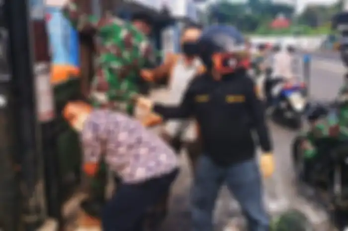 Polri-TNI ketika melakukan pencopotan baliho bergambar RIzieq Shihab di Jakarta, Jumat (20/11/2020).