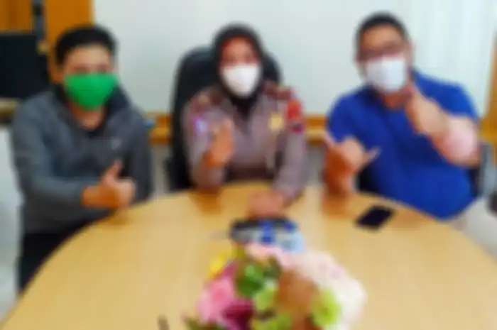 Mediasi antara pengendara moge (kanan) dan pengemudi mobil di Satlantas Mapolresta Banyumas, Jawa Tengah, Jumat (20/11/2020).