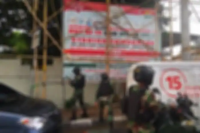 Aparat gabungan TNI-Polri menurunkan baliho Rizieq Shihab di kawasan Slipi, Jumat (20/11/2020). 