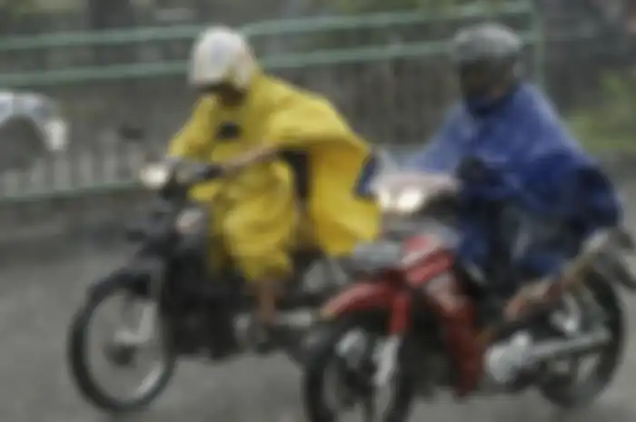 Hati-hati bikers! Indonesia berpotensi cuaca eksterm seminggu ke depan, 28 wilayah ini terancam.     
