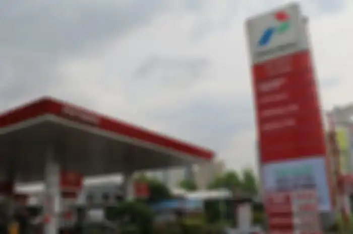Asyik, Pertamina kasih harga khusus Pertalite jadi seharga Premium nih. Per Liternya jadi Rp 6.450 saja.