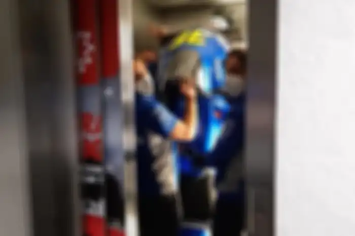 Kocak motor juara dunia MotoGP 2020 Joan Mir diangkut pakai lift