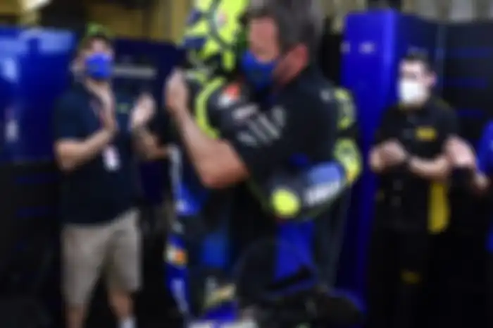 Valentino Rossi mengakhiri hubungan asmara panjangnya dengan tim pabrikan Yamaha hari ini, di MotoGP Portugal 2020.