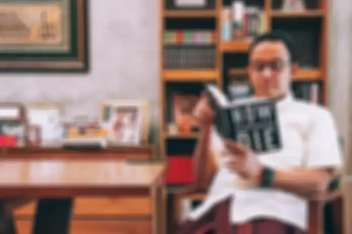 Anies Baswedan Unggah Foto Membaca Buku ‘How Democracies Die’