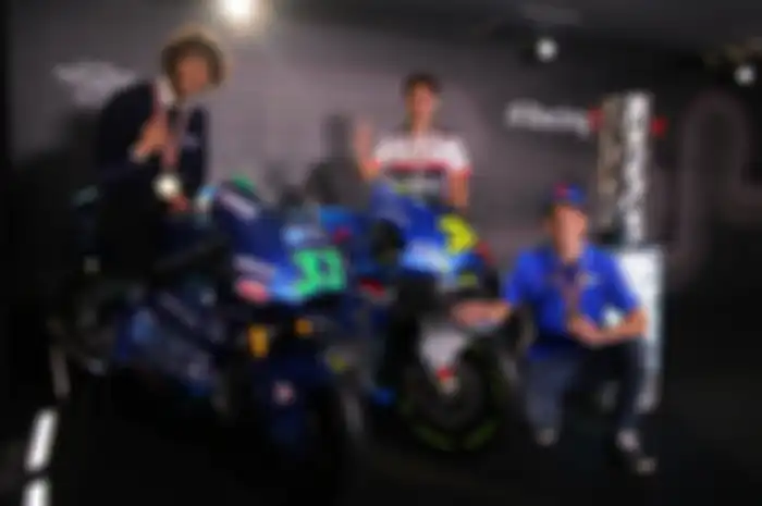 Ilustrasi. Motor juara dunia MotoGP 2020 di FIM MotoGP Prize Giving 2020. Enea Bastianini (Kalex Triumph/kiri), Albert Arenas (KTM RC250GP/tengah) dan Joan Mir (Suzuki GSX-RR/kanan)