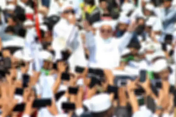 Pemimpin Front Pembela Islam (FPI) Rizieq Shihab menyapa simpatisannya saat tiba di daerah Puncak, Bogor, Jawa Barat, Jumat (13/11/2020). Dalam kunjungan tersebut, Rizieq Shihab dijadwalkan menghadiri acara peresmian pembangunan Masjid Raya di Markaz Syariah Pesantren Alam Agrokultural sekaligus mengisi ceramah shalat Jumat.