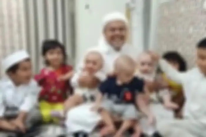 Habib Rizieq Shihab dan cucu-cucunya 