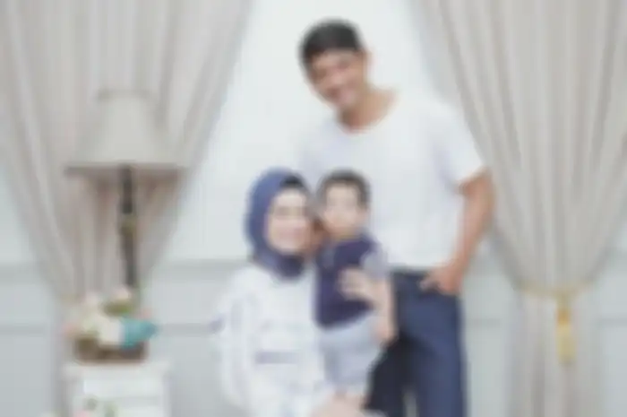 Arya Saloka bersama istri dan anaknya