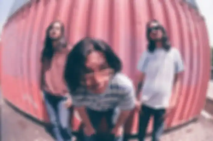 Trio rock asal Jakarta, Kelompok Penerbang Roket, luncurkan kembali roketnya melalui single terbaru mereka, “Roda Gila”.