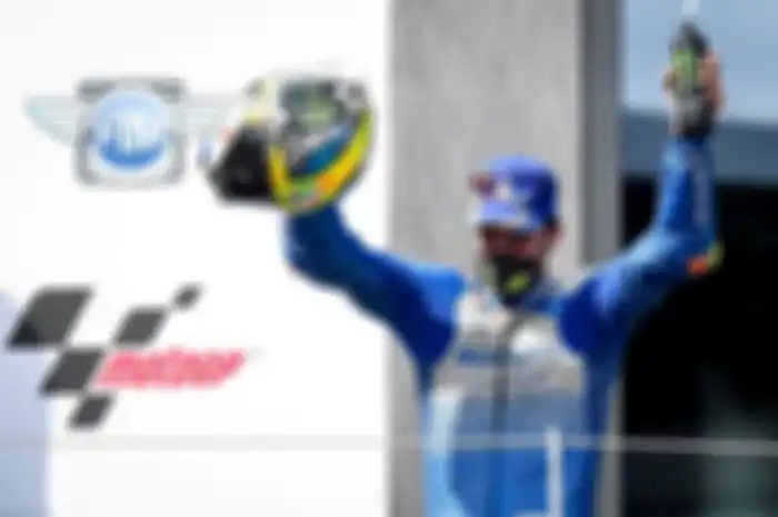 Juara dunia MotoGP 2020, Joan Mir rayakan kemenangan tetap patuhi protokol kesehatan.