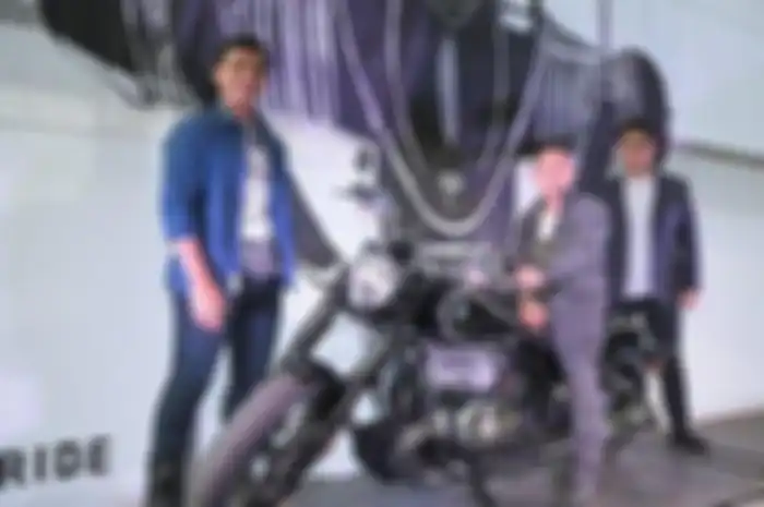 Ariel Noah bersama BMW R18 