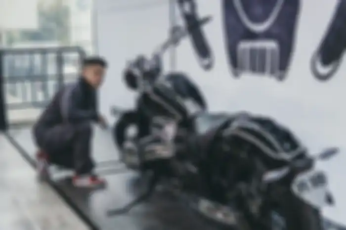 Ariel dengan motor barunya BMW R 18