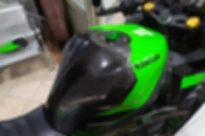 Half tankpad carbon fiber di Ninja ZX-25R, kece juga nih!