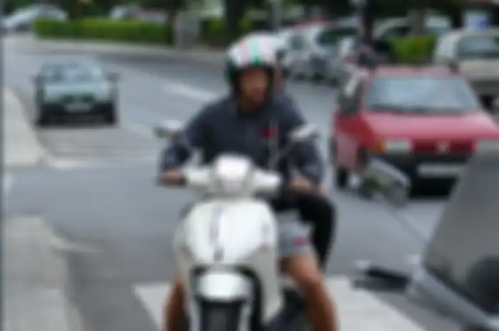 Edin Dzeko riding naik Piaggio Beverly. Napoli Vs AS Roma, Pemain dari Kedua Tim Ternyata Doyan Riding Naik Motor Lho!