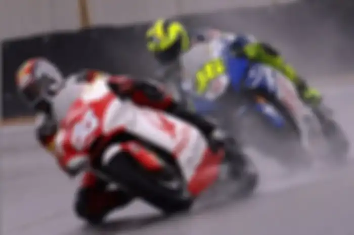 Mantan pembalap Ducati dan Kawasaki, Alex Hofmann mendukung Valentino Rossi untuk terus membalap di MotoGP.