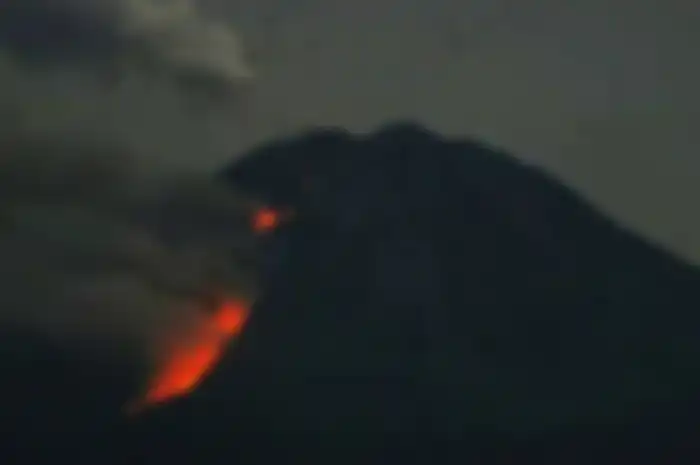Gunung Semeru memuntahkan guguran dan lava pijar sebanyak 13 kali dengan jarak luncur kurang lebih 500 hingga 1.000 meter dari ujung lidah lava ke arah Besuk Kobokan. 