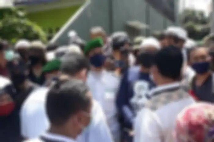 Penyidik Polda Metro Jaya kembali mendatangi rumah Rizieq Shihab di Jalan Petamburan III, Gang Paksi, Jakarta Pusat, Rabu (2/12/2020), untuk mengantarkan surat kedua undangan pemeriksaan, terkait kasus pelanggaran protokol kesehatan.